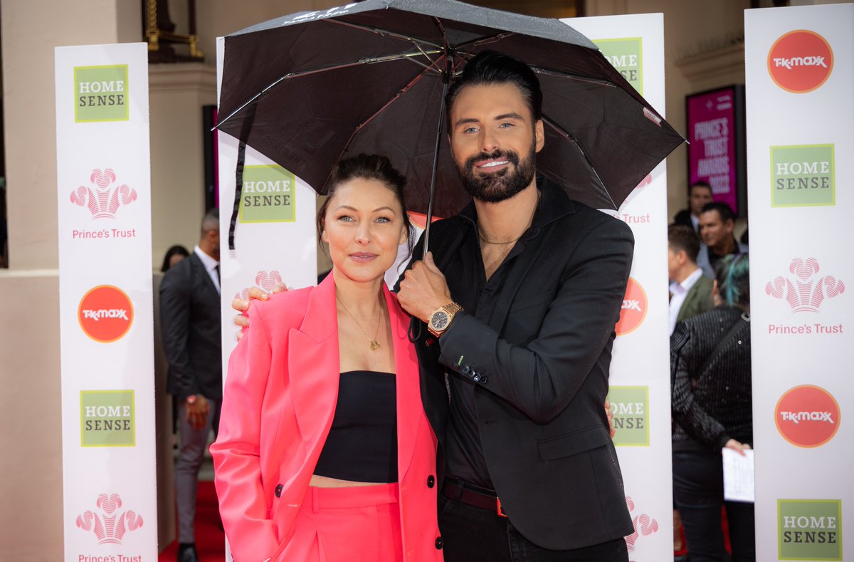 KingsTrust's tweet image. From bright sunshine to thunderous downpours, the weather kept our guests on their toes at the @TheatreRoyalDL this week. 

@FearneCotton and @MaisieHPeters missed the showers, but thankfully @EmmaWillis @Rylan and @SonaliShah came prepared! ☔️ #PrincesTrustAwards