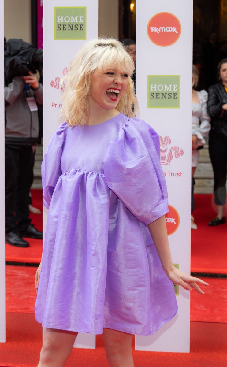 KingsTrust's tweet image. From bright sunshine to thunderous downpours, the weather kept our guests on their toes at the @TheatreRoyalDL this week. 

@FearneCotton and @MaisieHPeters missed the showers, but thankfully @EmmaWillis @Rylan and @SonaliShah came prepared! ☔️ #PrincesTrustAwards