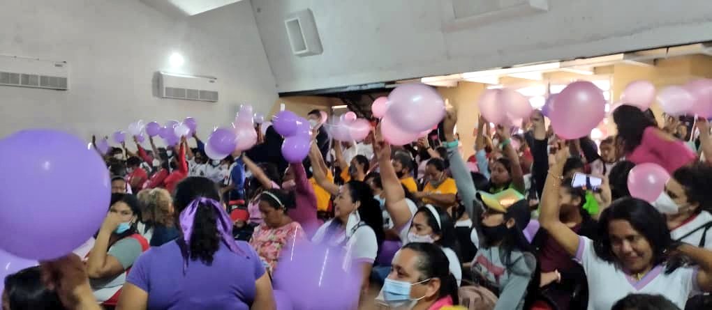 MinMujerVe's tweet photo. 🫱🏼‍🫲🏽💜Más de 200 mujeres se reunieron en la "Casa de la Cultura" en San Fernando de Apure, para un cierre efectivo del #CongresoVenezolanoDeLasMujeres

#MiClapProductivo https://t.co/CdnRUVOpPL