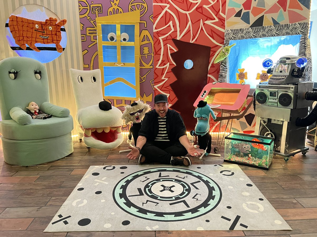 RobOnTheRun's tweet image. For our birthday, @AmiBeth and I
recreated @peeweeherman&apos;s
Playhouse - and I made some puppets inspired by @seewaynewhite’s work so we could party it up with the entire playhouse gang! It was a very happy birthday indeed!