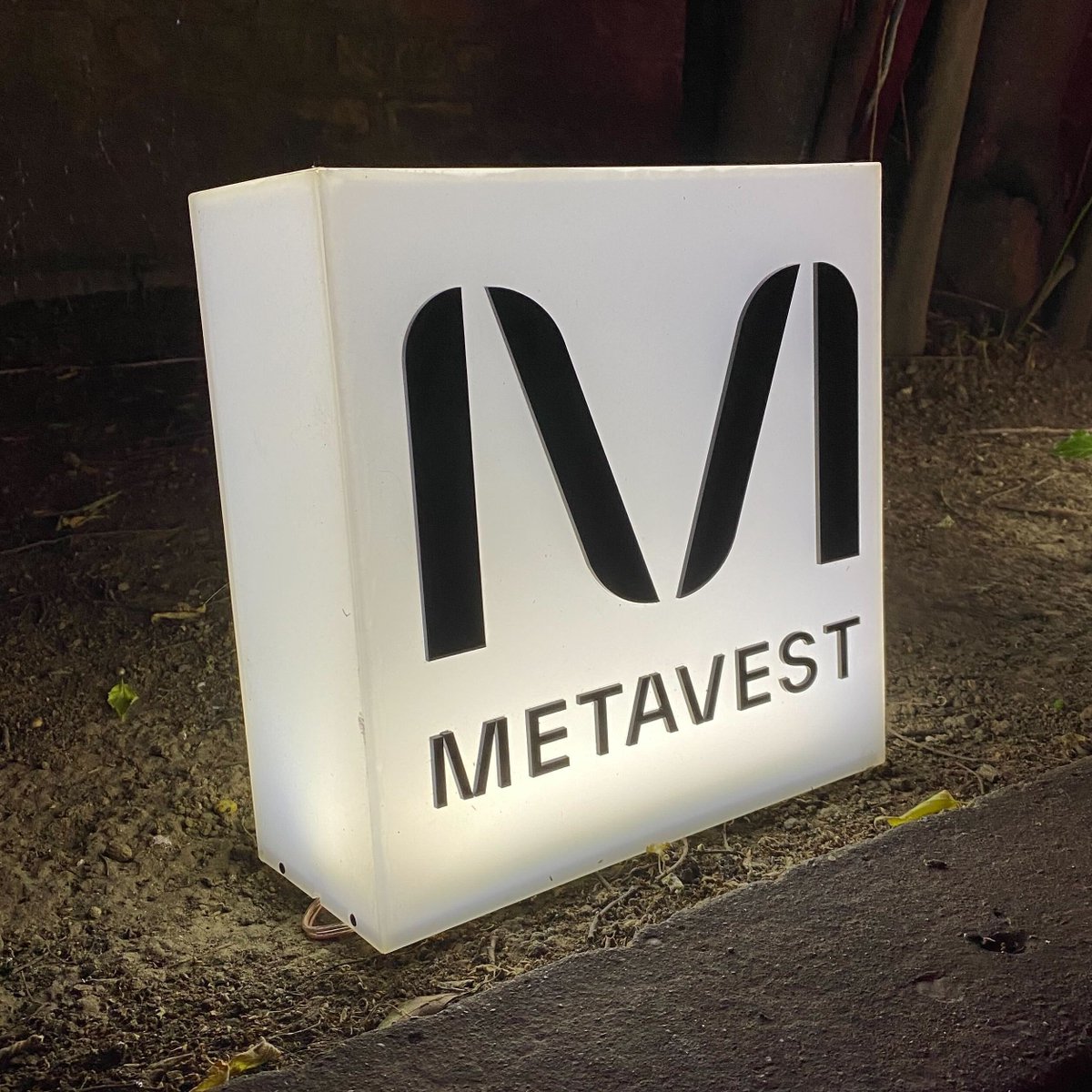 Missing alert! 🚨 Has anyone seen our lightbox since it's not where we have left?🕵️‍♂️ Height: approximately 0.4m Weight: not much Classiness: over the roof We'd like to thank @MerkezsizGm again for the lovely launch event of theirs! Seriously, who has our lightbox?!👀