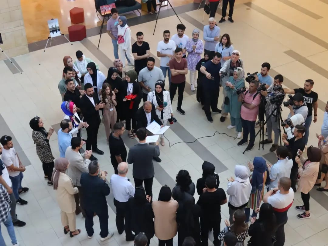 Bugün üniversitemizin göz bebeği kulüplerinden <a href="/GNCILTKLB/">Genç İletişimciler Kulübü</a> tarafından organize edilen Urfa temalı fotoğraf sergisinin açılışını yaptık. Çok başarılı işlerin çıktığını söyleyebilirim. Sergiyi 26-27 Mayıs tarihleri arasında Piazza AVM'de ziyaret edebilirsiniz. Tebrikler gençler 👏👏