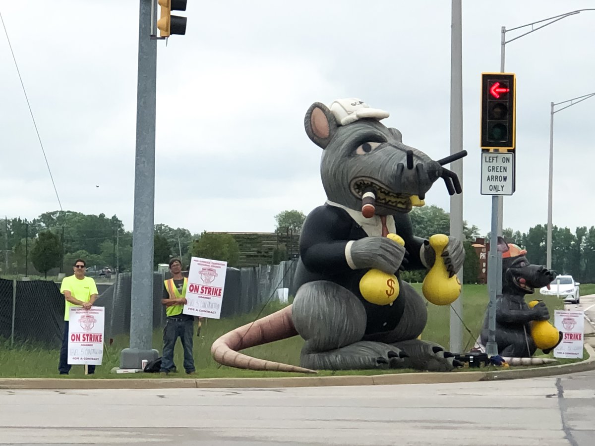 MidAmCarpenters's tweet image. #Local1889 members in North Aurora, IL, are picketing a Level 5 Construction job for a contract. Stay strong brothers! 
#MidAmCarpenters #Scabby