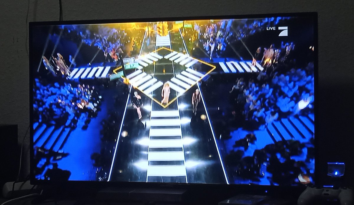 CindyloveHorror's tweet photo. Warum ein normaler top 20 walk wenn man im Viereck laufen kann. #gntmfinale https://t.co/KWD0JOqmb4