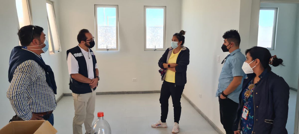 Saludtarapaca's tweet photo. Jefe de Atención Primaria @JorCruzT y jefe de Recursos Físicos del Servicio de Salud #Iquique recorren obra de la nueva Posta #LaTirana para afinar detalles de su funcionamiento junto al equipo de #Salud de @pozoalmontemuni @ministeriosalud @DPRTarapaca @DPPTamarugal https://t.co/4guIkK2AhN