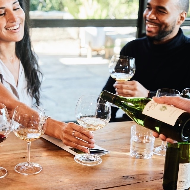 Cheers to #InternationalChardonnayDay! Who makes your favorite bottle in the valley? 

📸 : @cakebreadwines