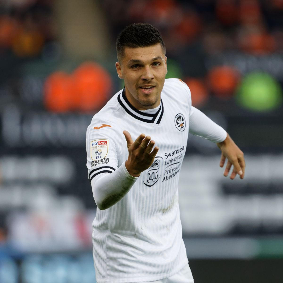 What stands out most from Joel Piroe’s debut season in England is his ability to hit the ground running – he contributed to 14 goals in the first 18 matches – and build relationships with teammates that have helped Swansea navigate a transitional season.

breakingthelines.com/player-analysi…