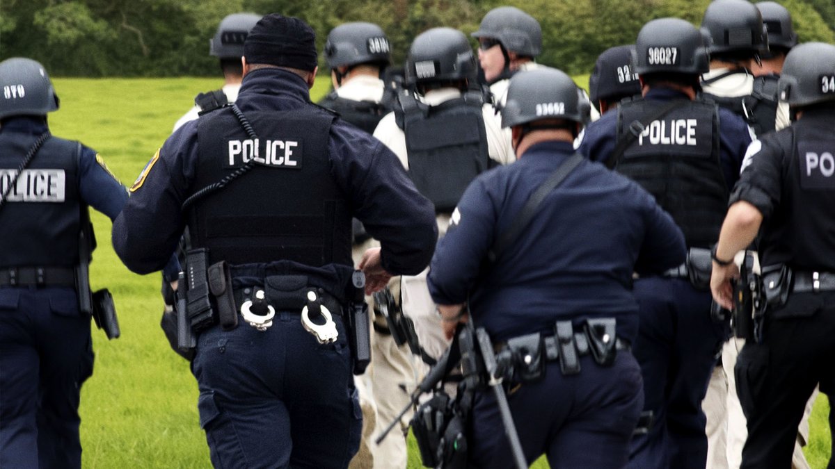 Entire U.S. Police Force Flees Country After Hearing Gunman Inside Nation bit.ly/3NF8CbK