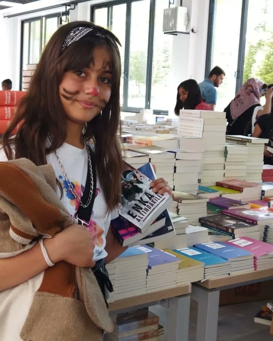 Geleneksel Kitap Günleri’nin 4.süne katılan öğrencilerimiz, Hürriyet Koleji'ni de ziyaret ederek keyifli vakit geçirdiler.

Öğrencilerimizin ulaşımını sağlayan Karlıova Belediyesi'ne; öğrencilerimizi ağırlayan Hürriyet Koleji'ne ve Müdürü Abdussavur Şığva Bey'e teşekkür ederiz.