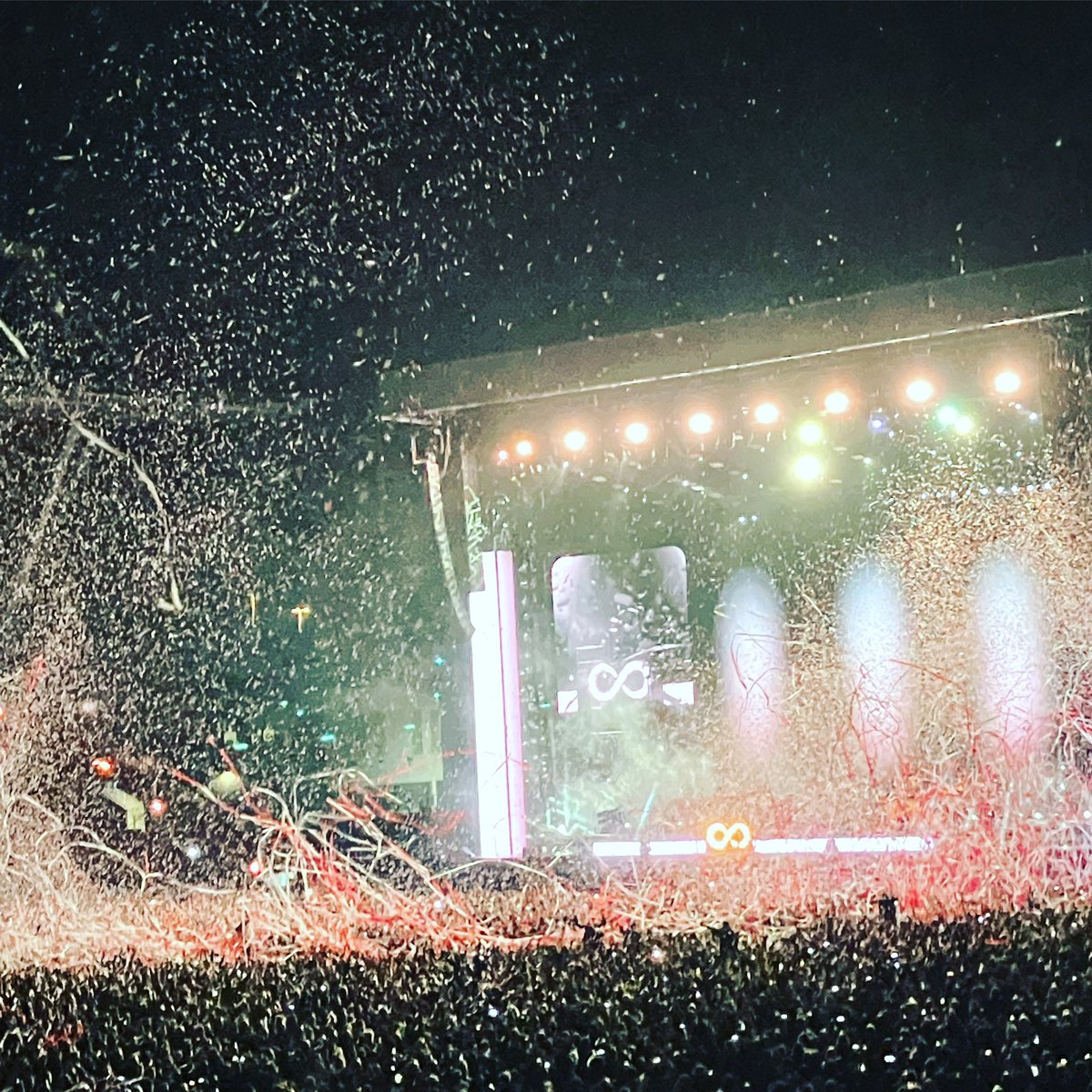 Ginaaar7's tweet photo. Loves of my life ❤️ thank you #TheKillers https://t.co/VforR2wPIe