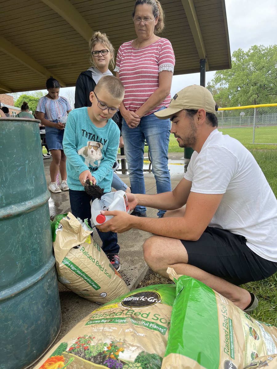 Tony Hollow tweet media