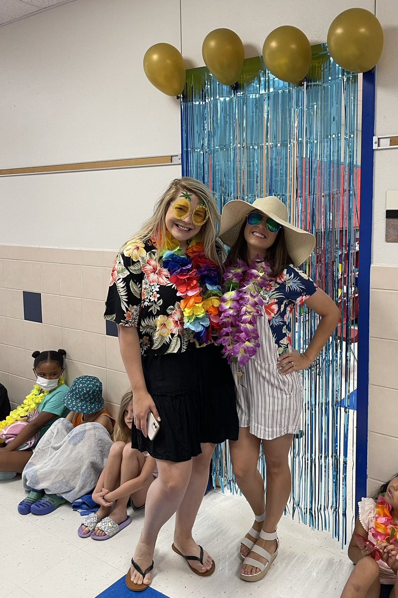 lynnsedillo1's tweet photo. Closing out the 2021-2022 school year with celebrations, ceremonies &amp; certificates!!  We love our SHES Suns☀️!!  Have a wonderful Summer!!  We already miss y’all!!  #SHESshinesBright #ItsGrowTime #SomosSol https://t.co/0li5F8SpaX