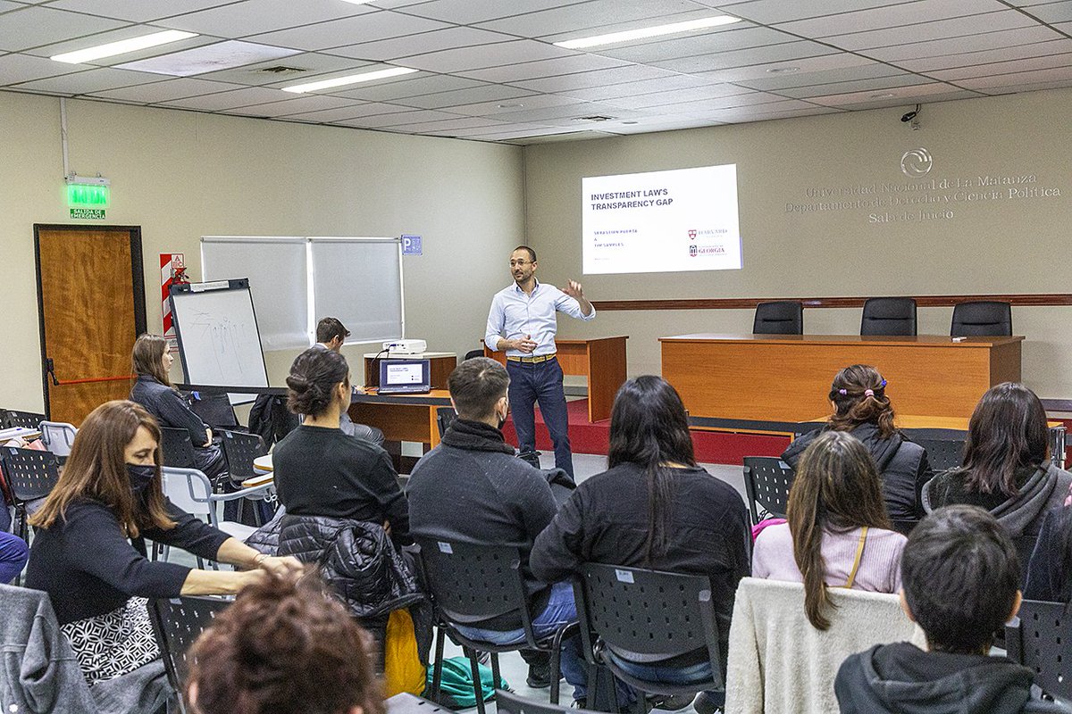 scremiin's tweet photo. Una alegría recibir al profesor @TimRSamples de la Universidad de Georgia en la @UnlamOficial. Estudiantes y docentes de Derecho pudieron conocer sobre su investigación acerca de Legislación de Inversiones y Transparencia. Gracias por visitarnos! https://t.co/cqaCbc0j0Q