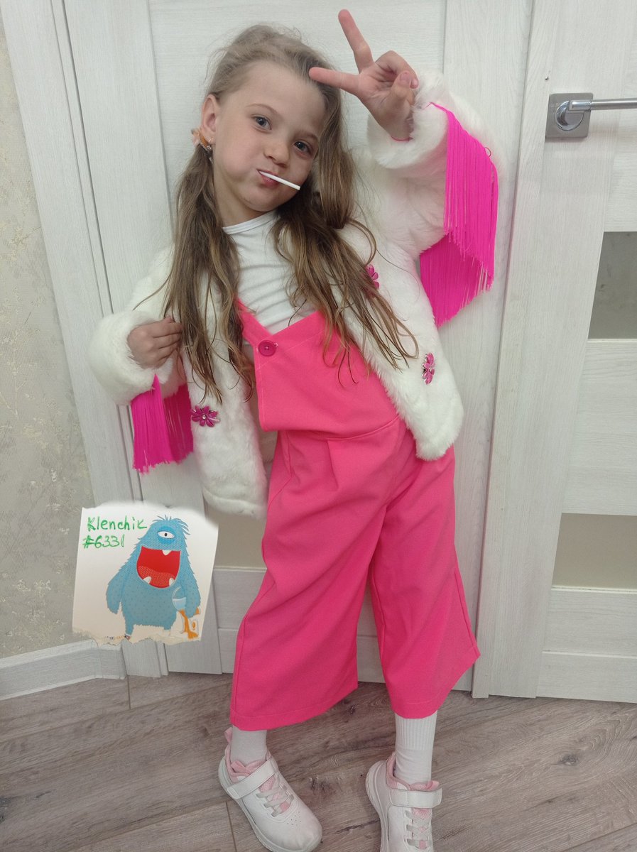 yaruklenchik's tweet photo. my little lonelypop. always cheerful, active, funny and carefree. she often reminds me that sometimes you can fool around.
#LonelyPopFashion 

join the community @LonelyPopNFT https://t.co/CK3AjPJVNB
