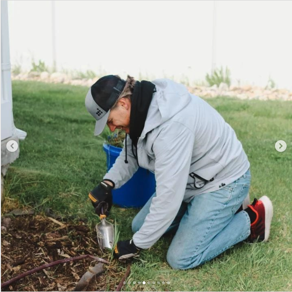 rentdynamics's tweet photo. It's so important to giveback 🌱

Our very own Dan Ludlow, Director of Personnel and Training, was spotted mulching and digging for planting at CAPSA's annual spring clean-up this week. Photos courtesy of @CAPSAservices on @Instagram and @Facebook. https://t.co/LA4kmHFkWX
