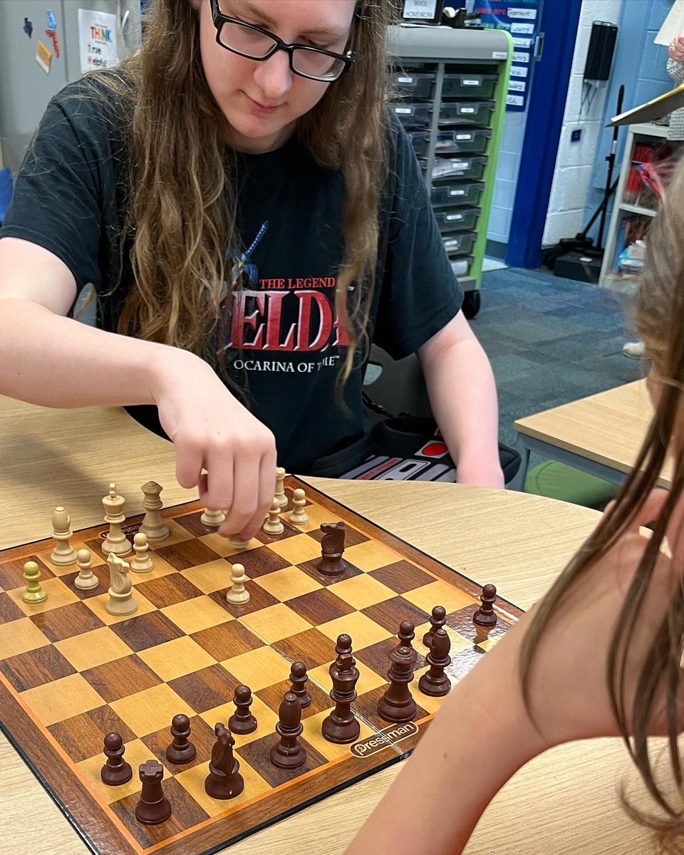 ROHSChess's tweet photo. @ROHSChess takes on #UptonElemChessClub. We delivered chess sets a taught them a few tricks. Or maybe they taught us! @royaloakschools https://t.co/Ph0R4ZkTg1