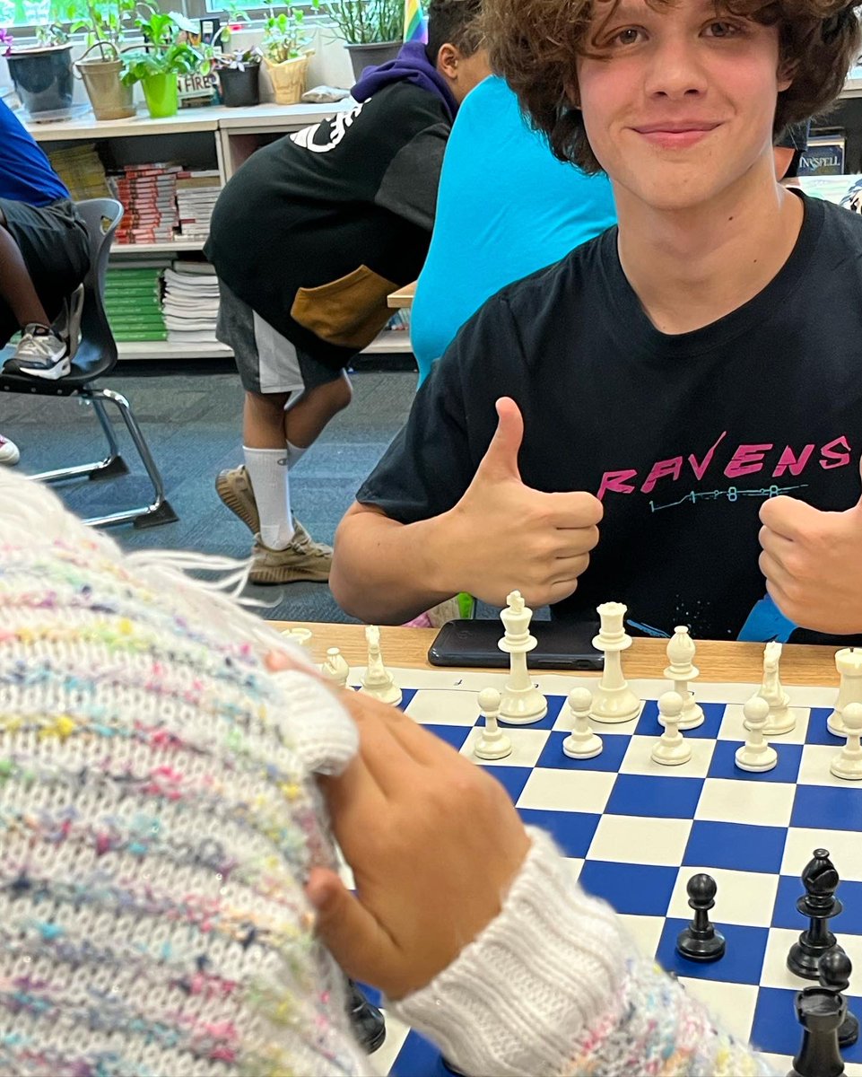 ROHSChess's tweet photo. @ROHSChess takes on #UptonElemChessClub. We delivered chess sets a taught them a few tricks. Or maybe they taught us! @royaloakschools https://t.co/Ph0R4ZkTg1