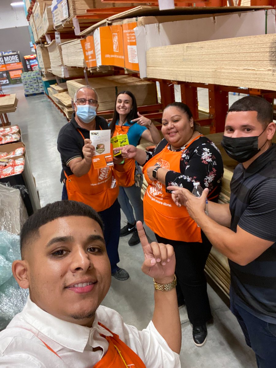 An amazing day full of milestones/recognition at Hialeah gardens, check out our amazing associates along side our SM @margy110 thank you for taking care of people, shout out to Daniel Cruz closing another sale!!! @wcork19 @Erika_AR_HD @JerryRamasami @Eli_SantosG @anadelos0909