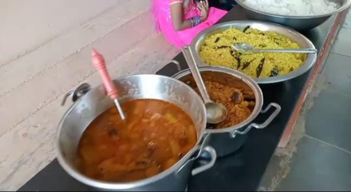 lcidistrict320b's tweet photo. LIONS CLUB OF SECUNDERABAD VIKRAMPURI  ORGANISED HUNGER RELIEF PROGRAME TODAY  26.5.22 AT SPOORTHI JYOTHI FOUNDATION BLIND SCHOOL IBRAHIMPATNAM (SERVED LUNCH)
THIS PROGRAMME WAS SPONSORED BY LN P.JAYAPRAKASH REDDY ON THE OCCASION BIRTHDAY OF HIS  SON  P.NAVEEN REDDY
@lionsclubs https://t.co/2aHN0qJrnR