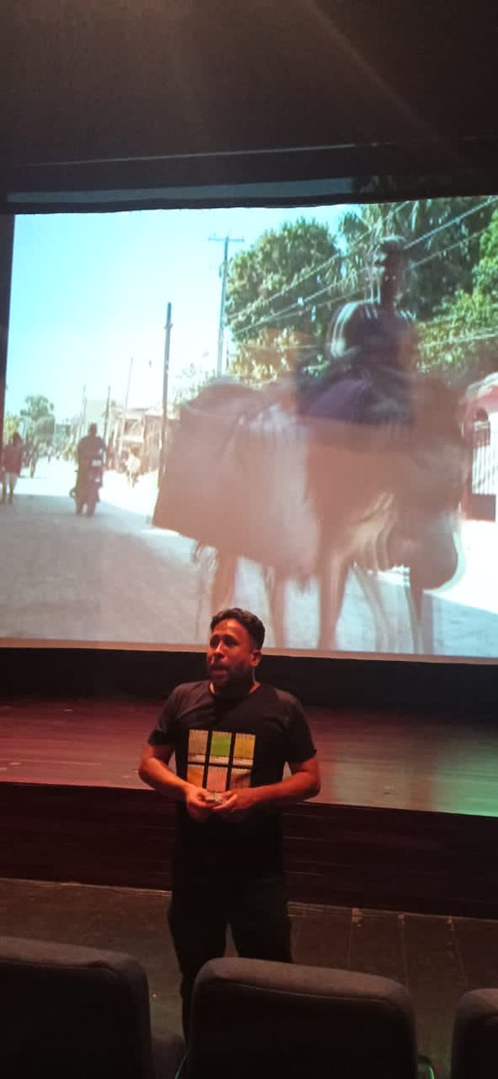 Agradecido con el 1er Festival de Cine Cumbe San Agustín por todo. Un festival necesario para Caracas. Ayer en la proyección de mi película 'Haití el rostro escondido' en Sur 21 Sala Antonieta Colón, Parque Central. #25May #EstaEsLaNotaDeAhora #Pichincha200Anos