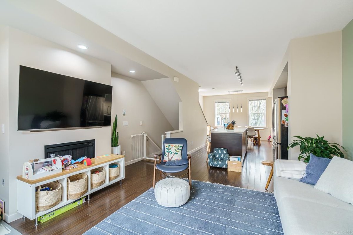 TeamWayneRemax's tweet photo. A great open concept living space that’s perfect for growing families! See more of this sought-after neighbourhood in Port Moody: https://t.co/vZysXSIh7d https://t.co/EVEFPgVQus