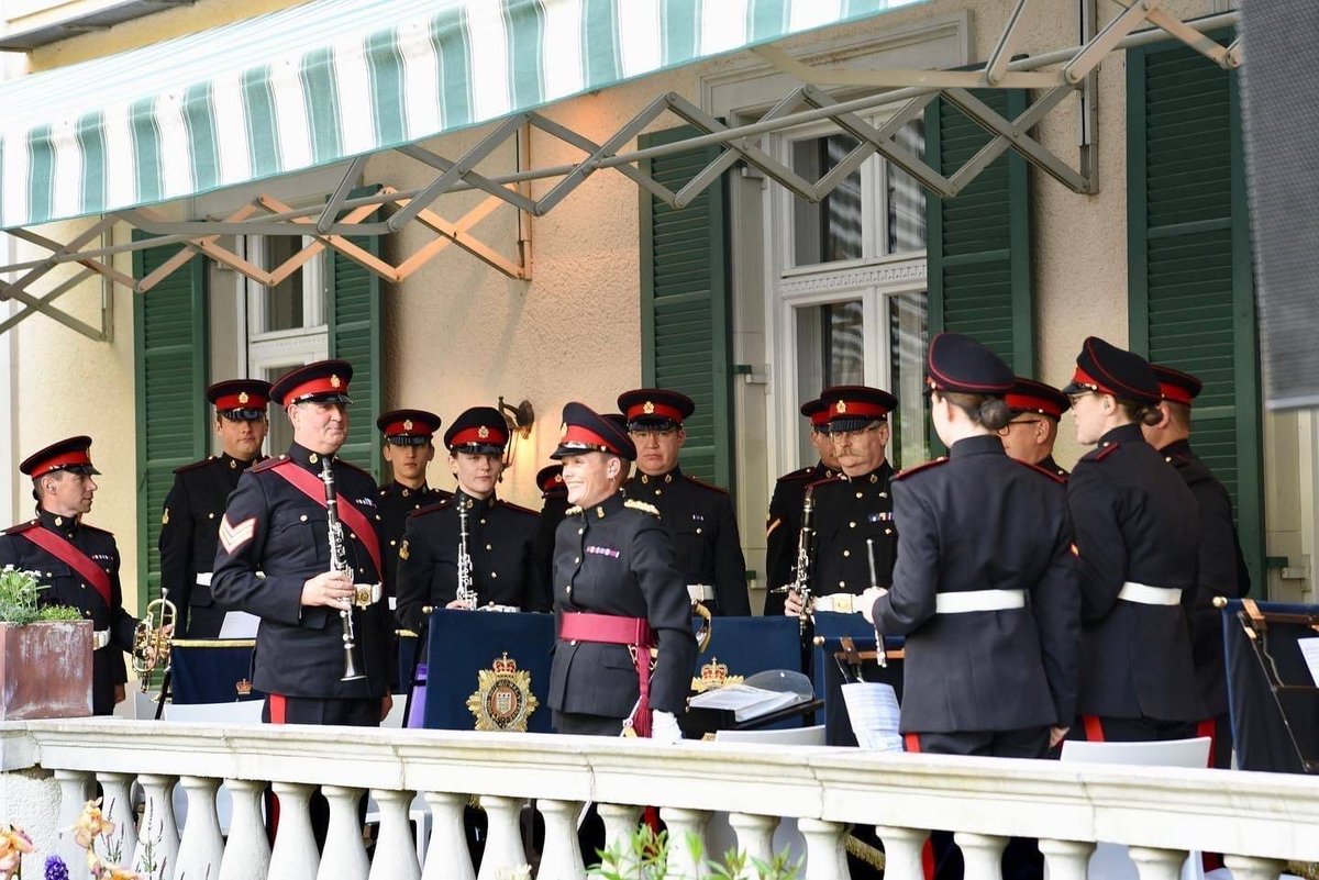 BAB_Sandhurst's tweet photo. The Band has just returned from supporting a Jubilee event in Berlin.
The tour started with a concert at the #Alliiertenmuseum before moving onto a cocktail party at the British Ambassadors Residence. Here, we were lucky enough to meet @BerlinPhil Horn player @sarahwillis. https://t.co/M4oaVIaAsI