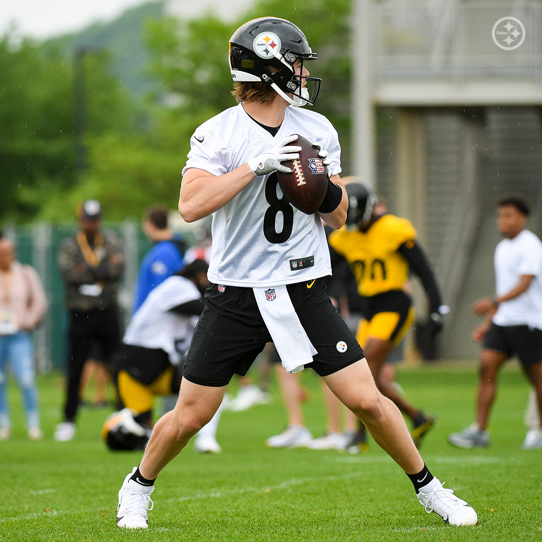 steelers's tweet photo. Tossin' it around 🏈 https://t.co/mN3X6Hmg4S