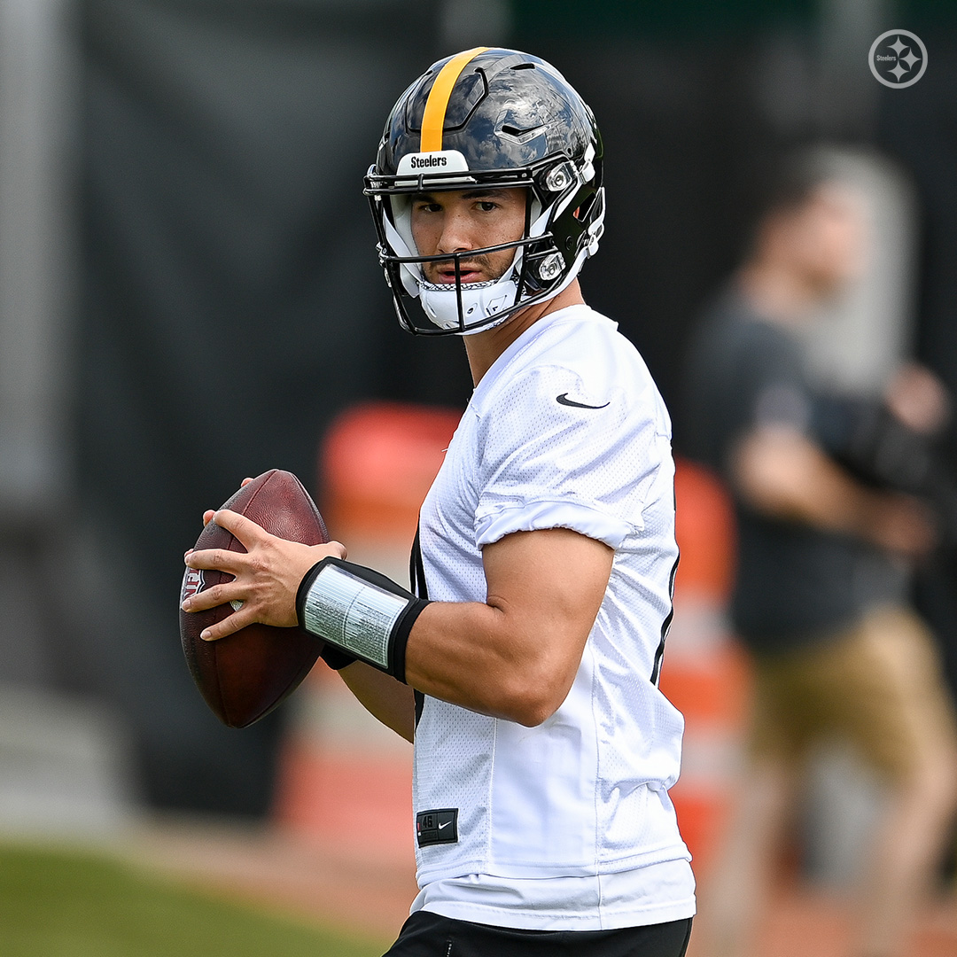 steelers's tweet photo. Tossin' it around 🏈 https://t.co/mN3X6Hmg4S