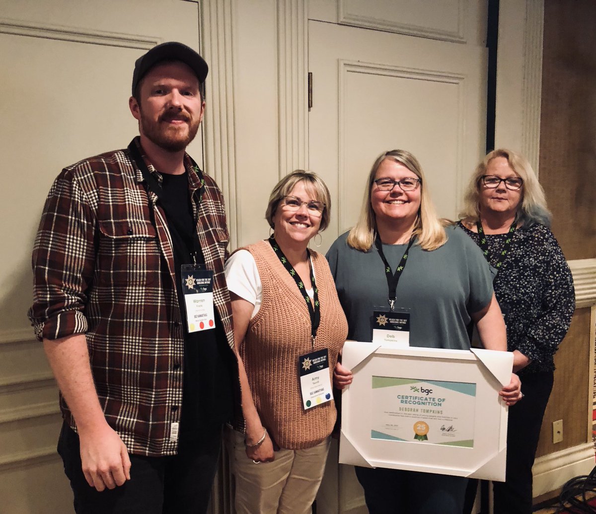 Learning and celebrating at #BGCSK2022 including the 25th anniversary of the amazing Deb Tompkins of ⁦<a href="/bgckawarthas/">BGC Kawarthas</a>⁩   #teamphoto