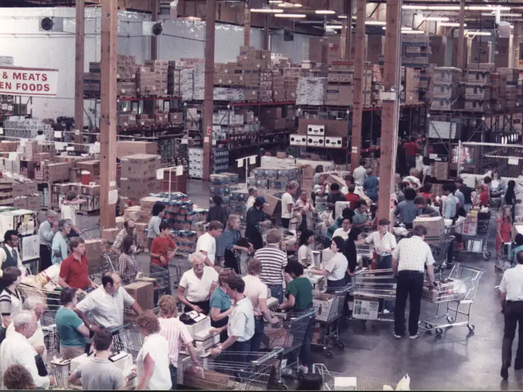 TickerHistory's tweet photo. Costco $COST warehouse in Seattle, Washington (1980s) https://t.co/hsqd8c6yTi