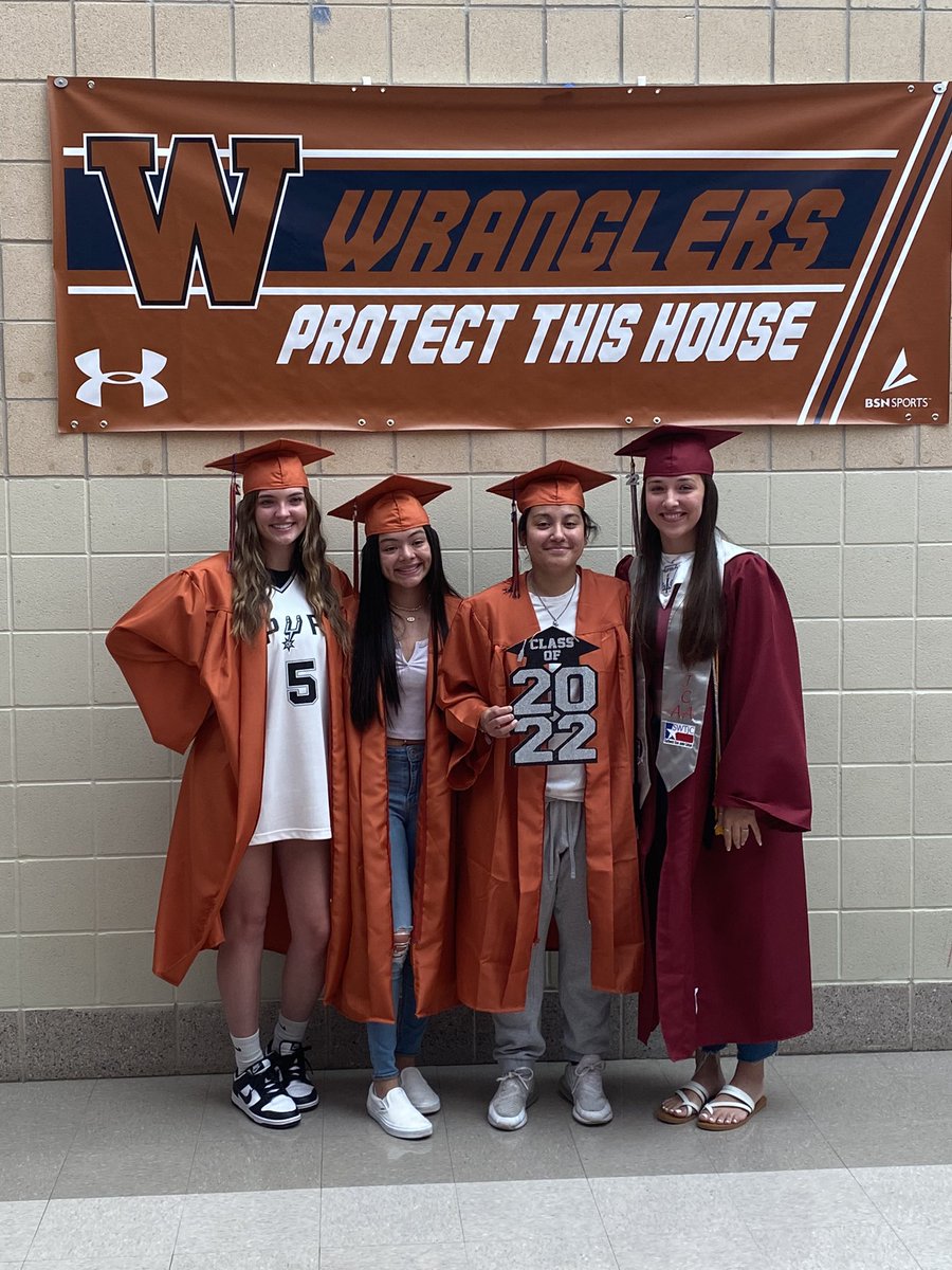 WoodMSWranglers's tweet photo. So proud of this bunch of graduating seniors! We had so much fun seeing them this morning at the elephant walk 🧡❤️ #ProudCoachMoment #BeBetter #WranglerAlumni #WranglerNation #WranglerPride 
#DontJustTalkAboutItBeAboutIt
#40YearsOfWranglerPride #WreckEmWranglers https://t.co/8MflzjSLZQ