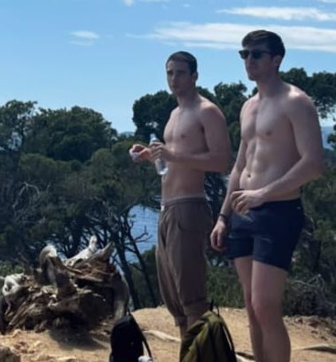juliopfans's tweet photo. Julio apareciooo, no se le ve mucho pero algo es algo, se nota que está disfrutando mucho en el mar 🌞🌊 https://t.co/HvTsVvUvhO