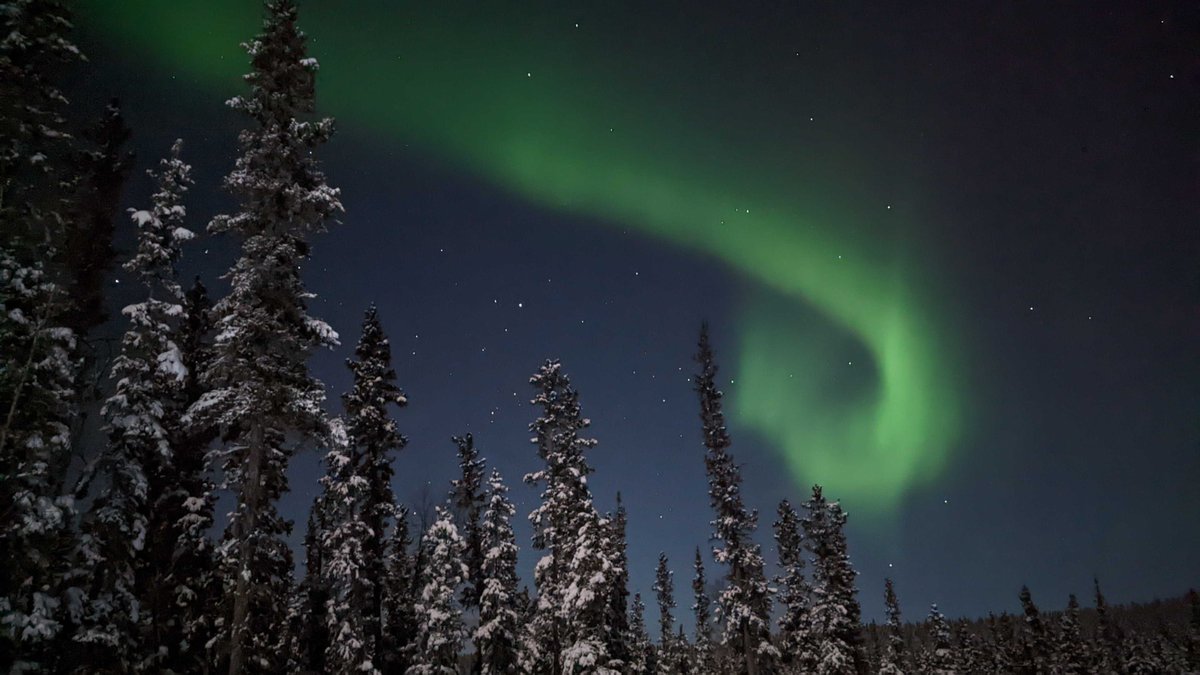 Rivian's tweet photo. Snow drifting and northern lights -- all part of cold-weather testing in Alaska. ❄️​

Photos shown are professional drivers on a closed course. Be responsible. Drive safe. https://t.co/VE2pP584oN