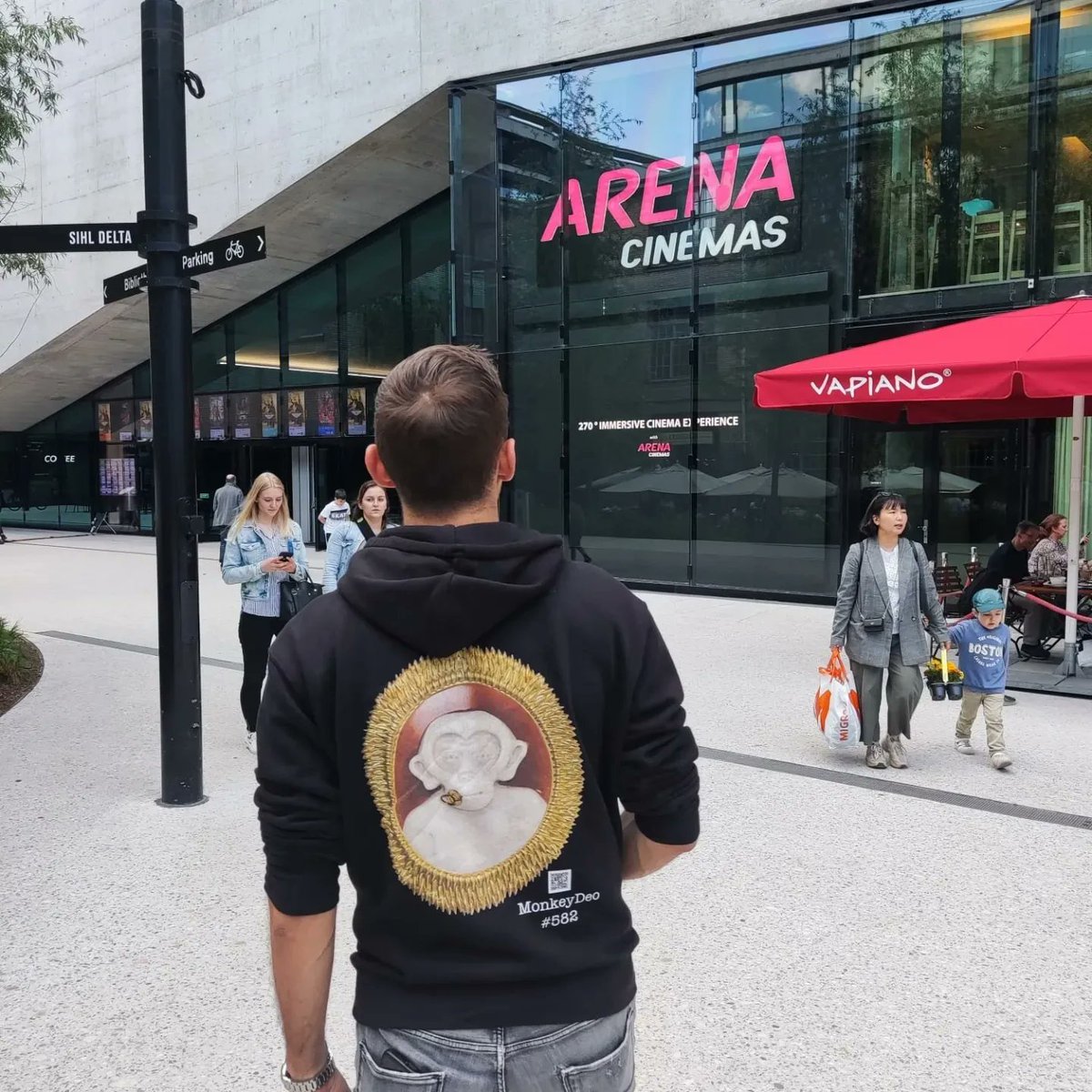 Kaiserlich87's tweet photo. After another unsuccessful day in #bosten 🙈looking for accommodation 🧐 for the #camegang. (Impressions follow) the #MonkeyDeo needs a change and goes to the #cinema #TopGun What did you think of the film❓
#boston #mavrick  #topgun2 #TopGunMaverick #nft @exclusible @amedeoNFT https://t.co/sjKMlJg2LW