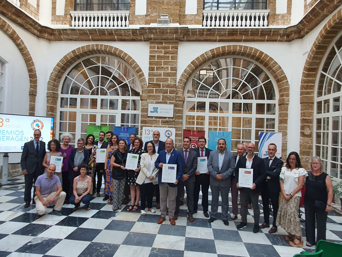 grupoenercoop's tweet photo. Una gran satisfacción para @grupoenercoop recibir en #Cádiz el premio @EnerAgen 2022 a "Mejor actuación en pro de la #transiciónenergética en materia de #ComunidadesEnergéticas". Gracias en nombre de nuestro presidente, Guillermo Belso, y de todos los que hacemos Enercoop 💚🙏 https://t.co/0Vw5XlOPR8