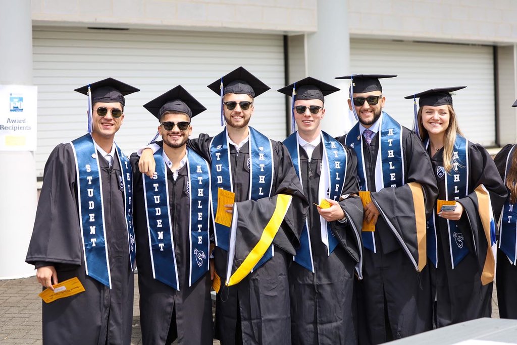 SPUAthletics's tweet photo. Congratulations to the @saintpetersuniv class of 2022! We’re so proud of our Peacocks! Best of luck, we’ll miss you. 🦚👏 💙

#StrutUp🦚 https://t.co/UsKuHZ5Eqe