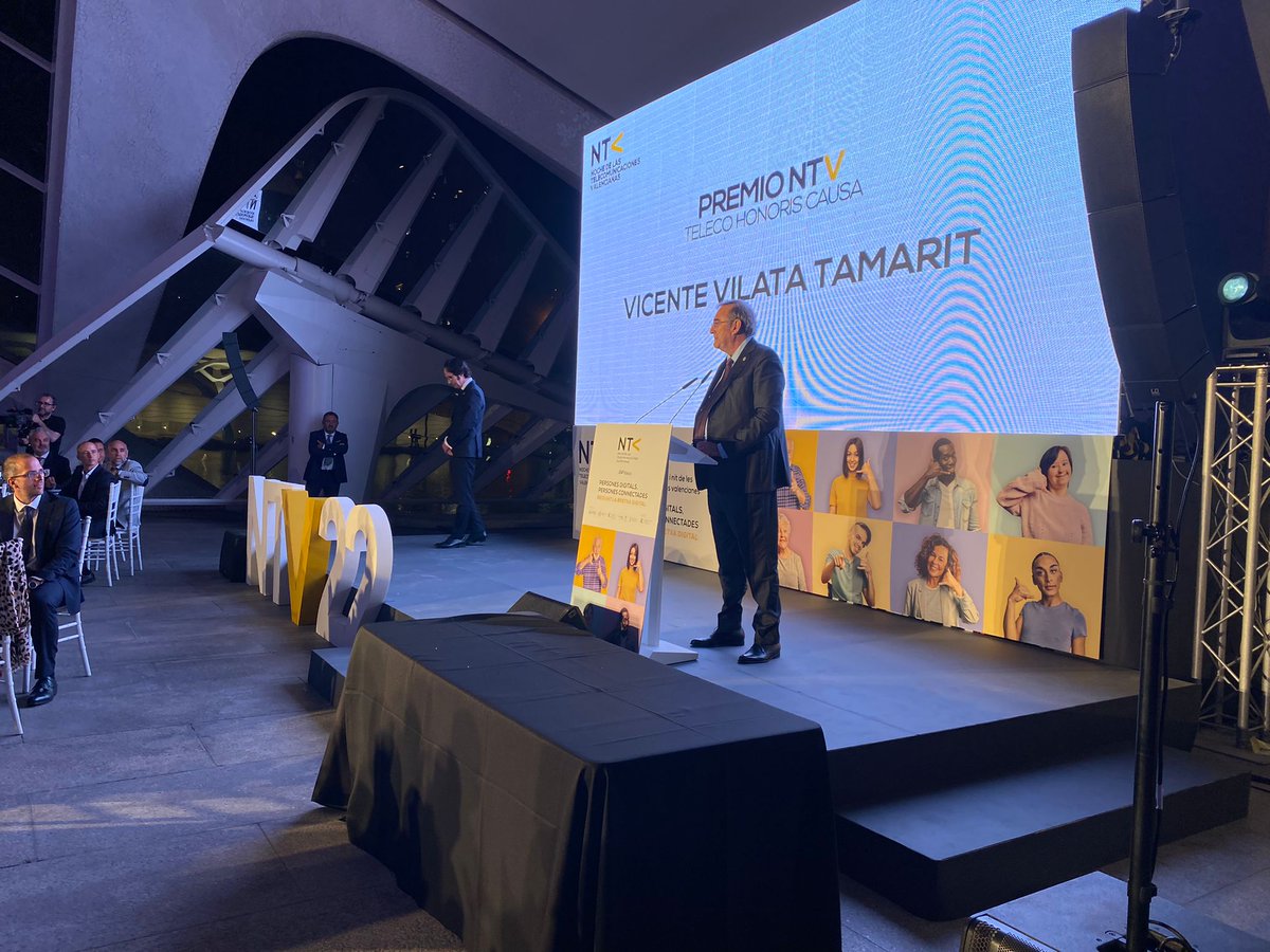 nocheteleco_vlc's tweet photo. "Entre todos podemos hacer este sector, más grande e importante"

🏆 Último premio, Teleco honoris causa, entregado por Sergio Riolobos, decano del @COITCV, al CEO de @EdicomGroup, Vicente Vilata Tamarit.

¡Enhorabuena! 👏

#NTV22 #NTV #CenadeGalaNTV https://t.co/6JTF8l7m2q