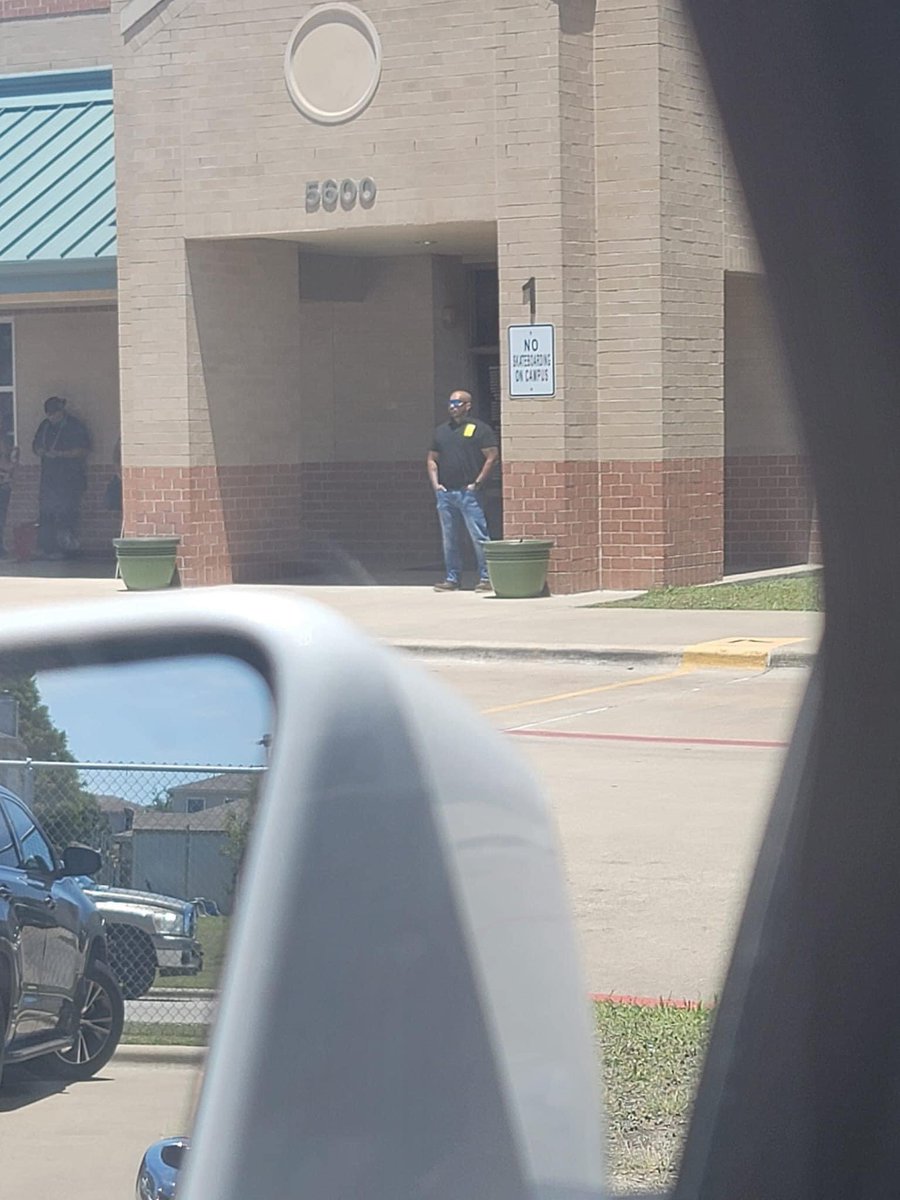 bluestarrfl's tweet photo. Please say thanks to this fine gentleman that volunteered today to stand watch at a Texas school. We need more like him. 🙌🙌🙌
 
Saegert Elementary ❤️🤟 Killeen Texas https://t.co/aMauIkyd9b