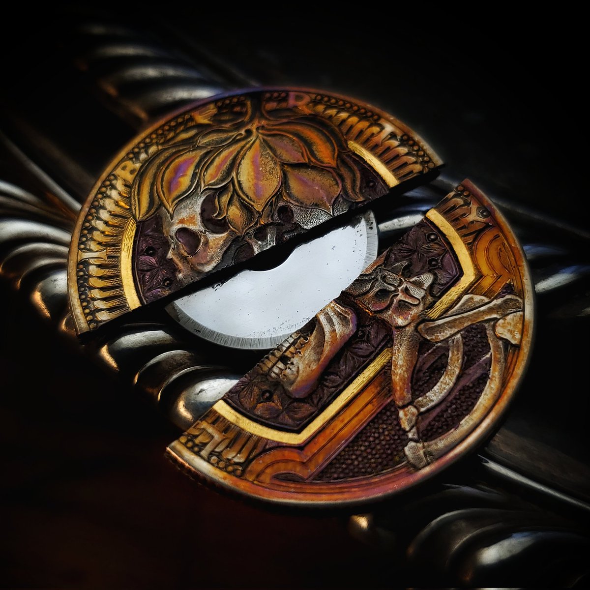 JonathonQuill's tweet photo. Handengraved coin knife. 
#hobonickel #Coinart #spy #tradecraft #art #knife #skull #24gold https://t.co/Sikyjl8HzL