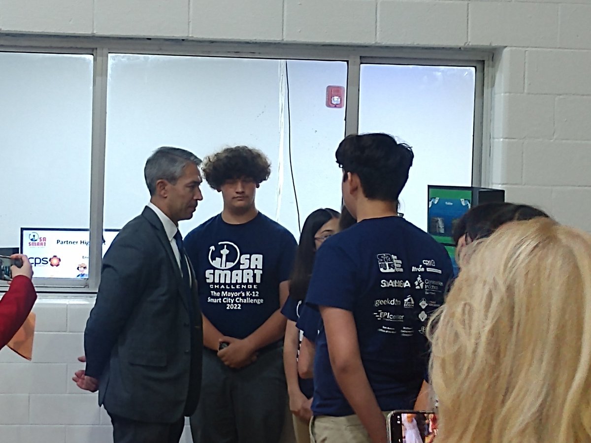 What an EPIC day at @Ron_Nirenberg Mayor's #SASmartChallenge today!  These are our city leaders NOW ....and in the future.  @MySAWS CEO/President @RRPuente judging along with our VP Water Resources, Donovan Burton.  #FutureWaterWorkforce @cpsenergy @ItronInc @SAMSAT210