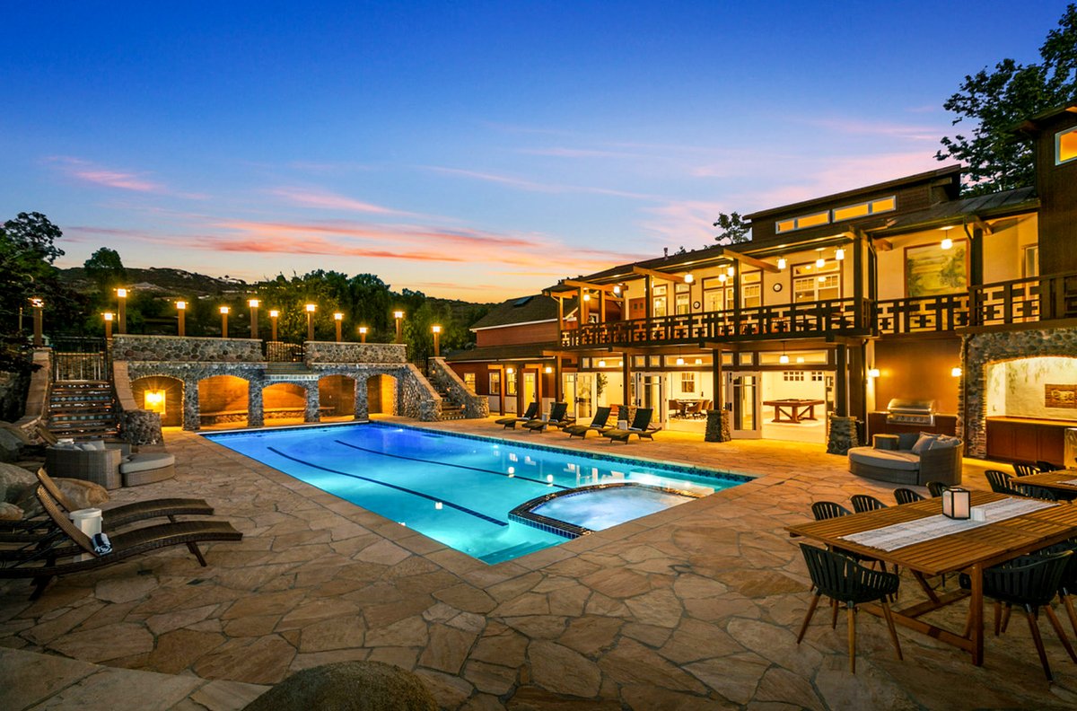 FOS's tweet photo. This new Airbnb in California is what sports dreams are made of 😍

(via @markjenney) https://t.co/n6ySmutQBP