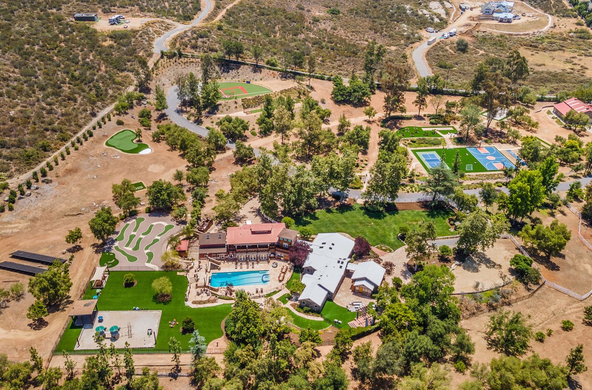 FOS's tweet photo. This new Airbnb in California is what sports dreams are made of 😍

(via @markjenney) https://t.co/n6ySmutQBP