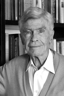 Es verdad que en la ciencia no hay caminos reales (royal roads: ‘caminos del rey’); que la investigación se abre camino en la selva de los hechos, y que los científicos sobresalientes elaboran su propio estilo de pesquisas.

Mario Bunge