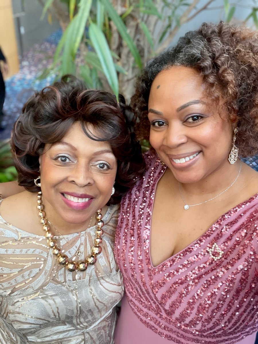 LEOAKA1908's tweet photo. The Spotlight is on our LEGACIES! Today we are honoring a dynamic mother daughter duo, "Golden Girl" Annette &amp; her beautiful legacy Torrye. Oh how beautiful you two are!
#LikeMotherLikeDaughter #LegaciesMatter #Itsafamilyaffair #SisterlyRelations https://t.co/tEyWMMxJZt