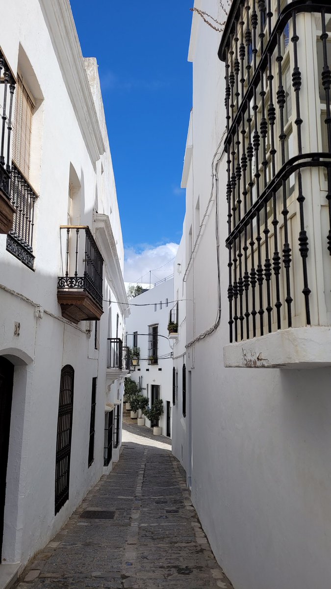 Esas callejuelas de Vejer de la Frontera... 😍😍😍😍
.
.
.
.
#vejer #vejerdelafrontera
#cadiz #cadizmola #España #Spain #españamola  #viajandoanuestroaire #holadisfrutones #disfrutonesontour #slowdriving