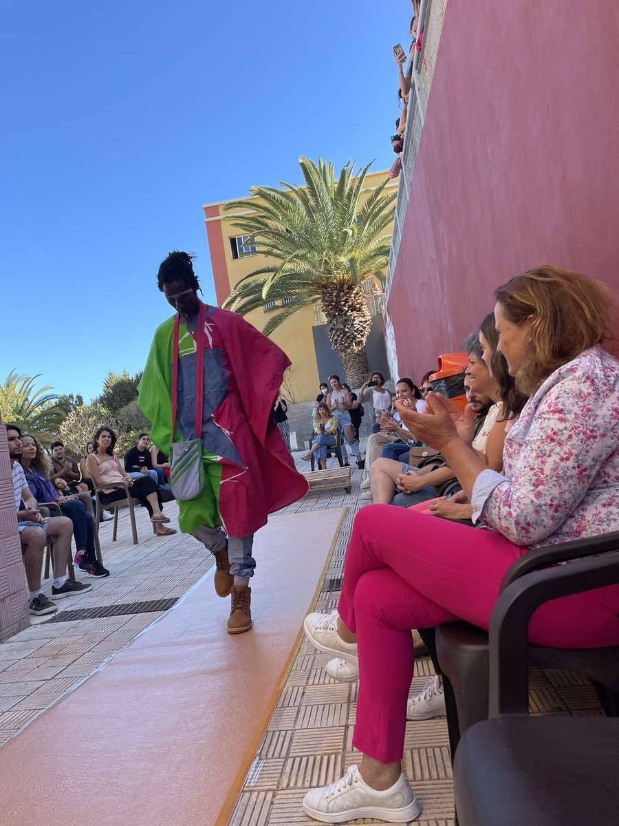 Pmillan1's tweet photo. Un proyecto precioso de #economíacircular, social y participativo, de @SCSostenible, recuperando ropa usada para diseñar nuevas prendas, con una segunda vida. Yo no entiendo de moda, pero si de gente apasionada en lo que hace. Extraordinario desfile en @CifpLasIndias de #SOSModa https://t.co/RALxTDZsam