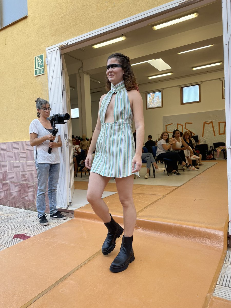 Pmillan1's tweet photo. Un proyecto precioso de #economíacircular, social y participativo, de @SCSostenible, recuperando ropa usada para diseñar nuevas prendas, con una segunda vida. Yo no entiendo de moda, pero si de gente apasionada en lo que hace. Extraordinario desfile en @CifpLasIndias de #SOSModa https://t.co/RALxTDZsam
