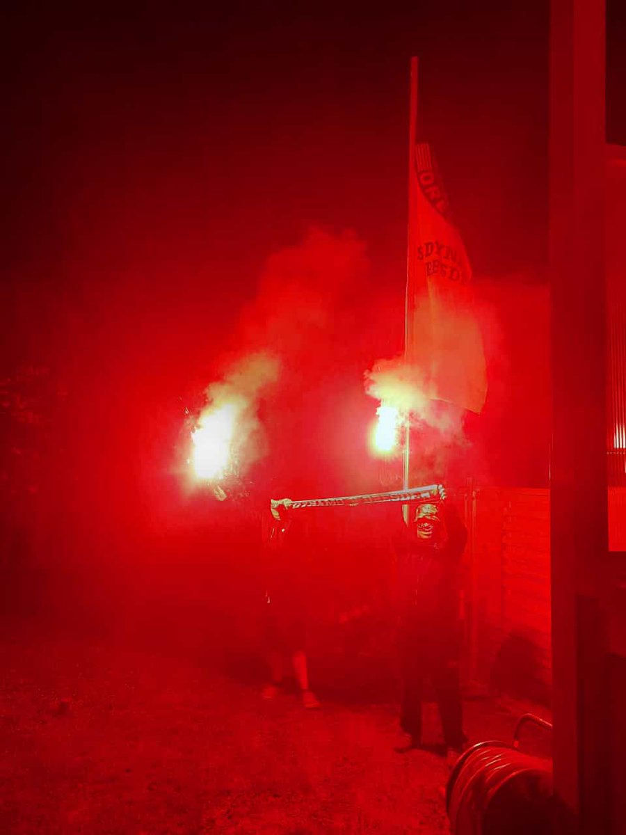 Einmal Dynamo immer Dynamo🖤💛. Egal in welcher Liga wir spielen wir halten die Treue🖤💛. #Dynamo

Einleben lang Dynamo Dresden Fan🖤💛.