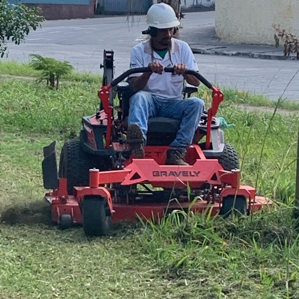 segaexport's tweet photo. Getting the job done with @gravelymowers in São Paulo, Brazil 💪😤! Obrigado @potenzaengenharia por escolher o Gravely e obrigado ao @tratoragro pelo seu esforço!
#gravely #zthd60 #zeroturnmower #tractorgirocero #cortagrama #tratoragro #facilities #jardinagem #podadoras #gramados https://t.co/onPgH6PnmO