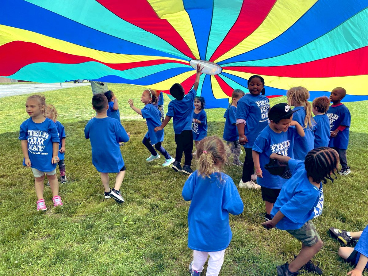 KeriCronin4's tweet photo. We give FIELD DAY a thumbs up!! Such a fun day, we loved every minute! ☀️ 🏃‍♀️ 🤸‍♀️ 🫧 #barnegatinspires 🙌🏻 https://t.co/CvhgoZVaq0